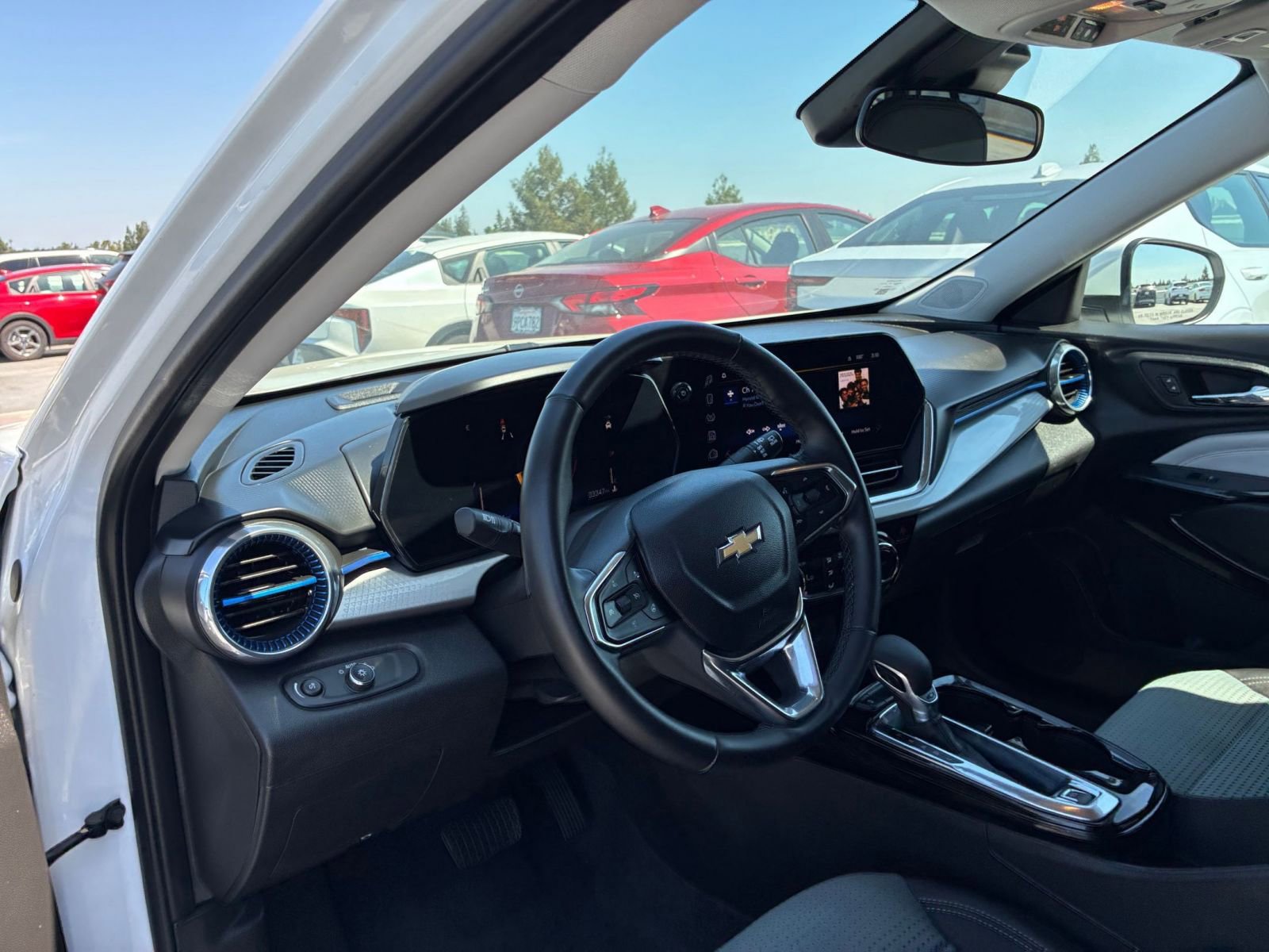 Used 2025 Chevrolet Trax LT w/ LT Convenience Package FWD image 33