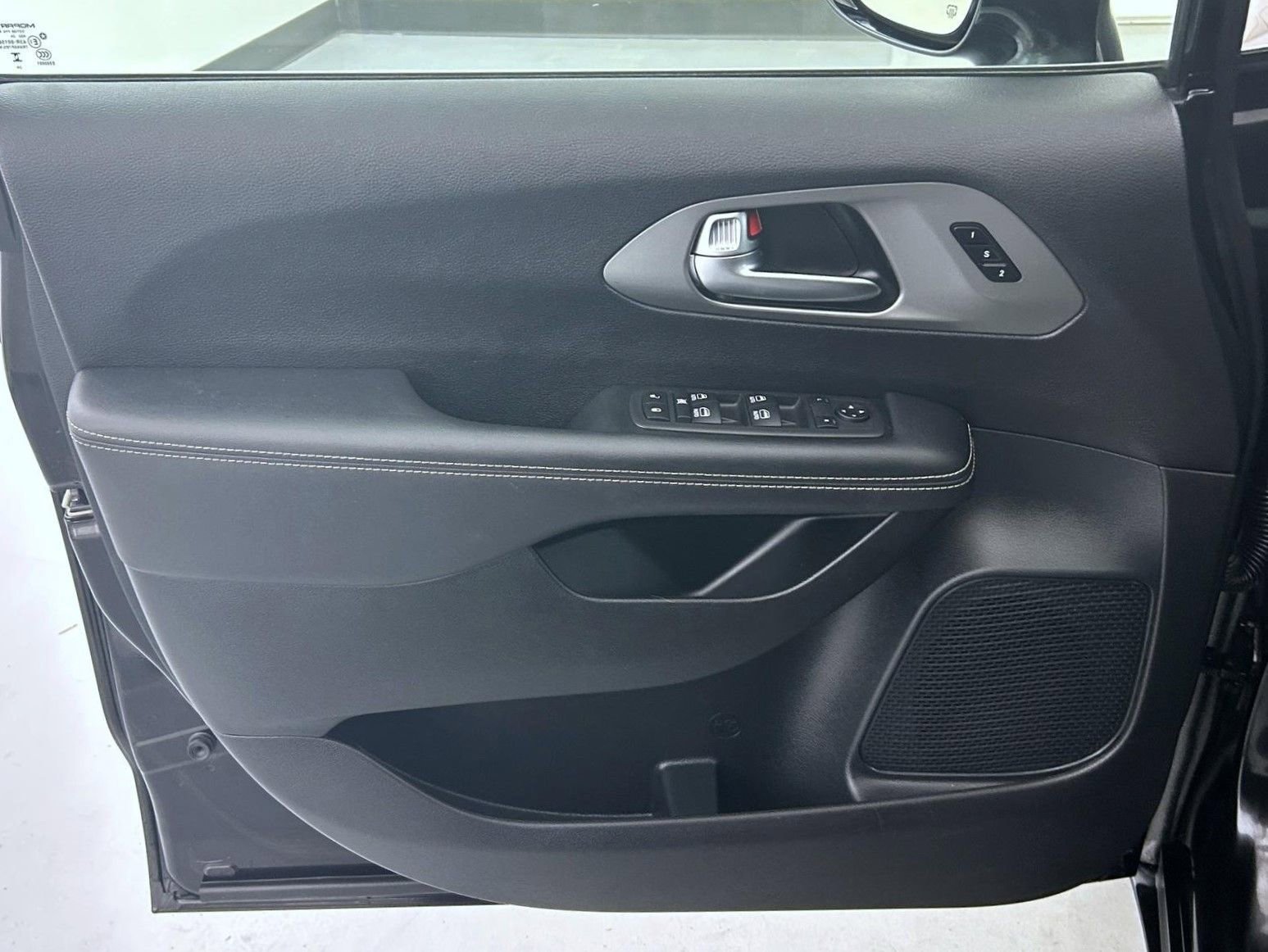 Used 2025 Chrysler Pacifica Select FWD image 9
