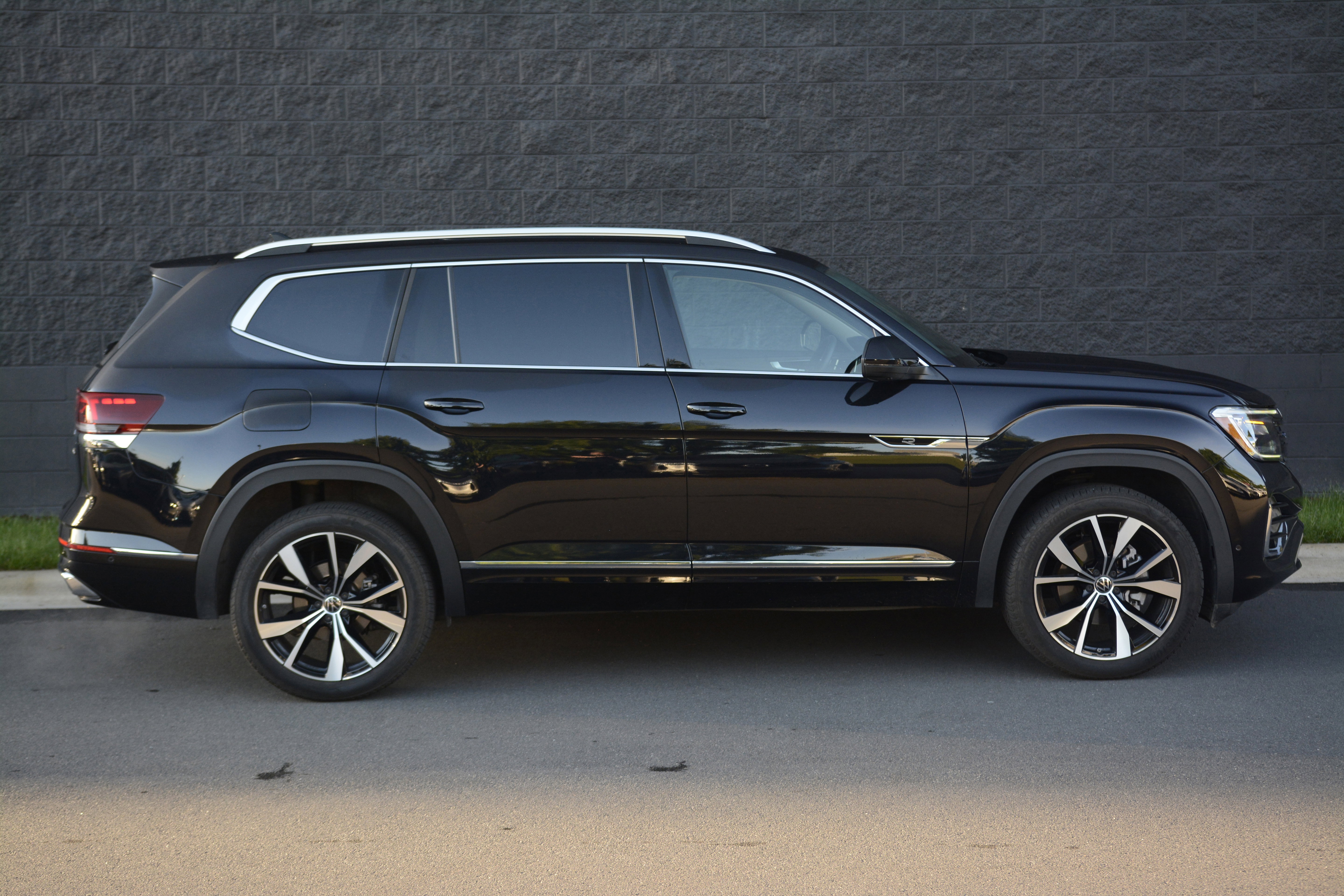 Used 2024 Volkswagen Atlas SEL Premium R-Line AWD/4WD image 8