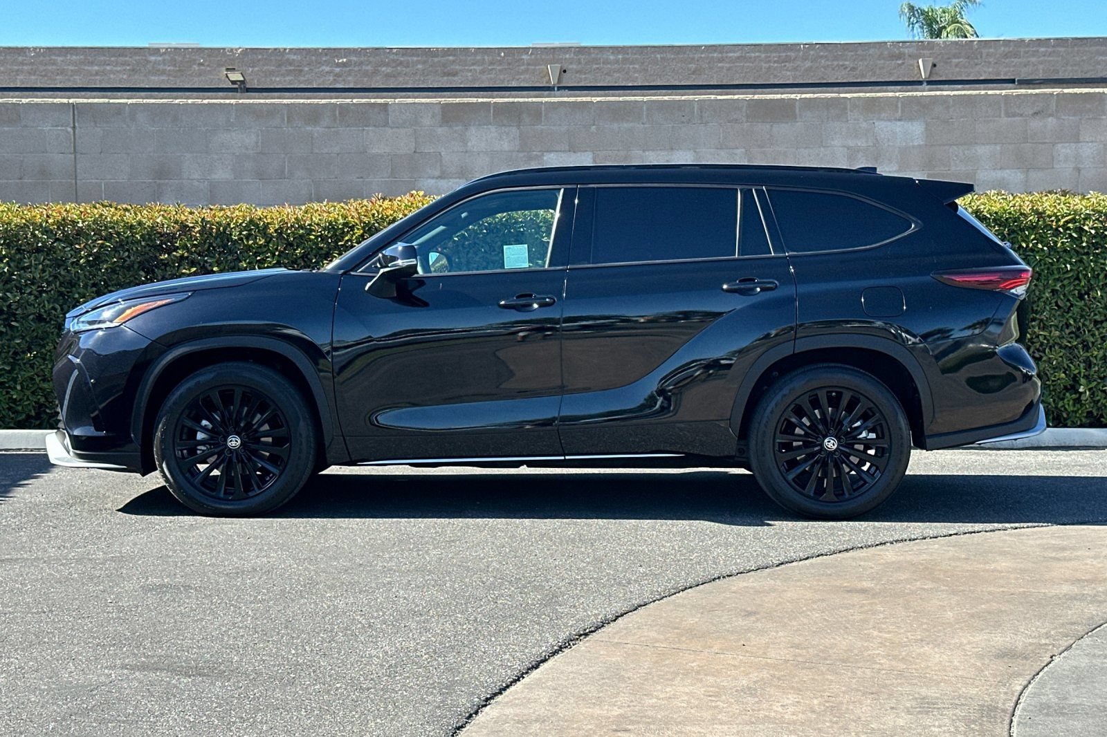 Used 2025 Toyota Highlander XSE AWD/4WD image 7