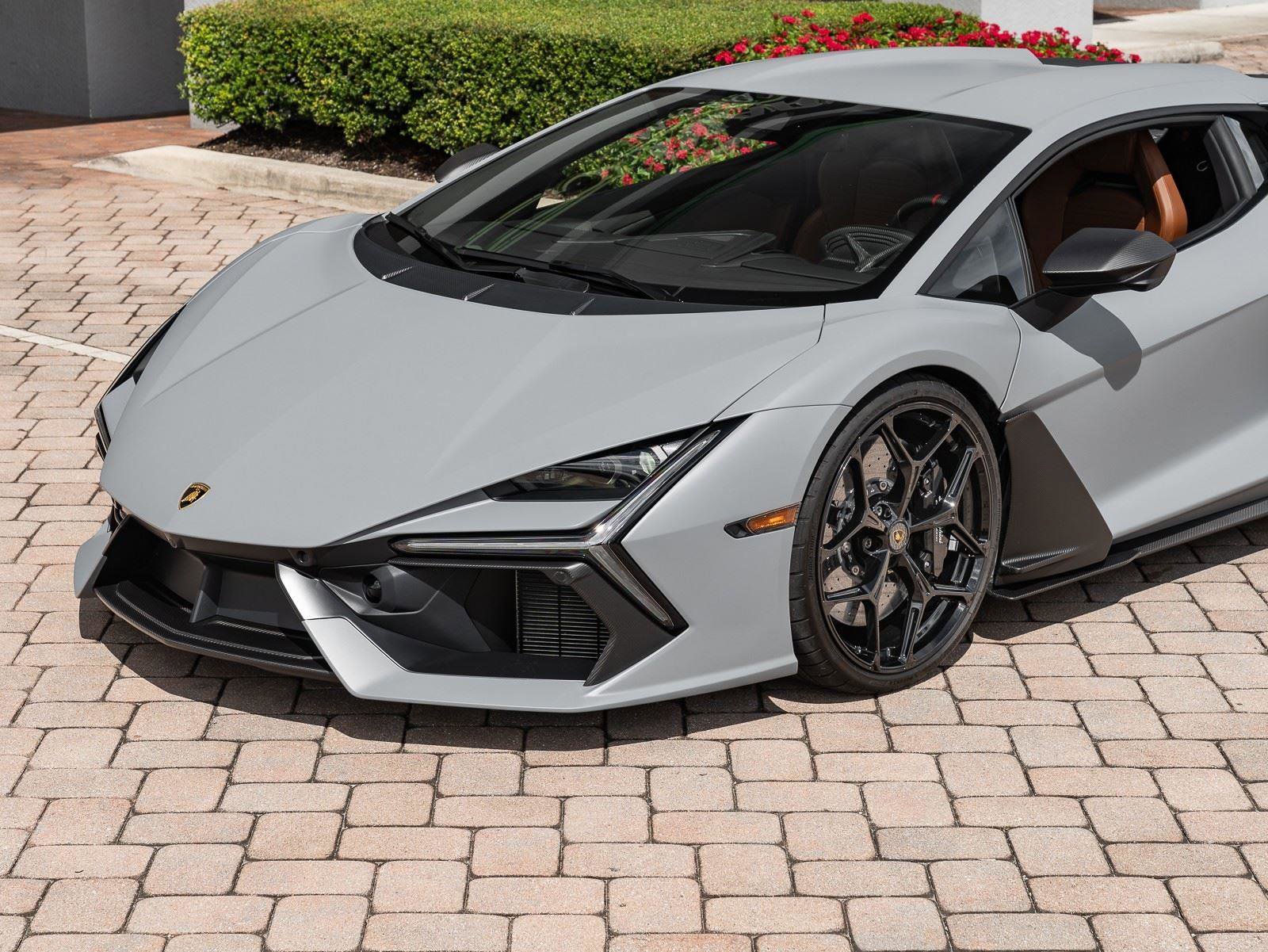 Used 2024 Lamborghini Revuelto image 5