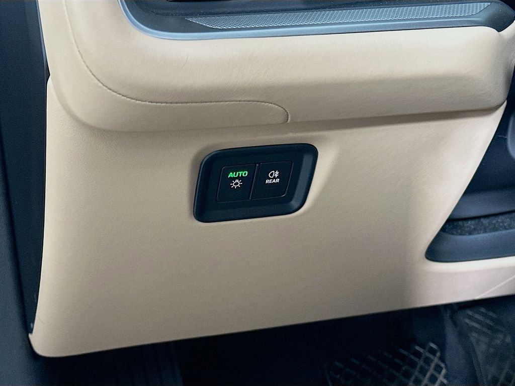 Certified 2025 Porsche Cayenne image 11