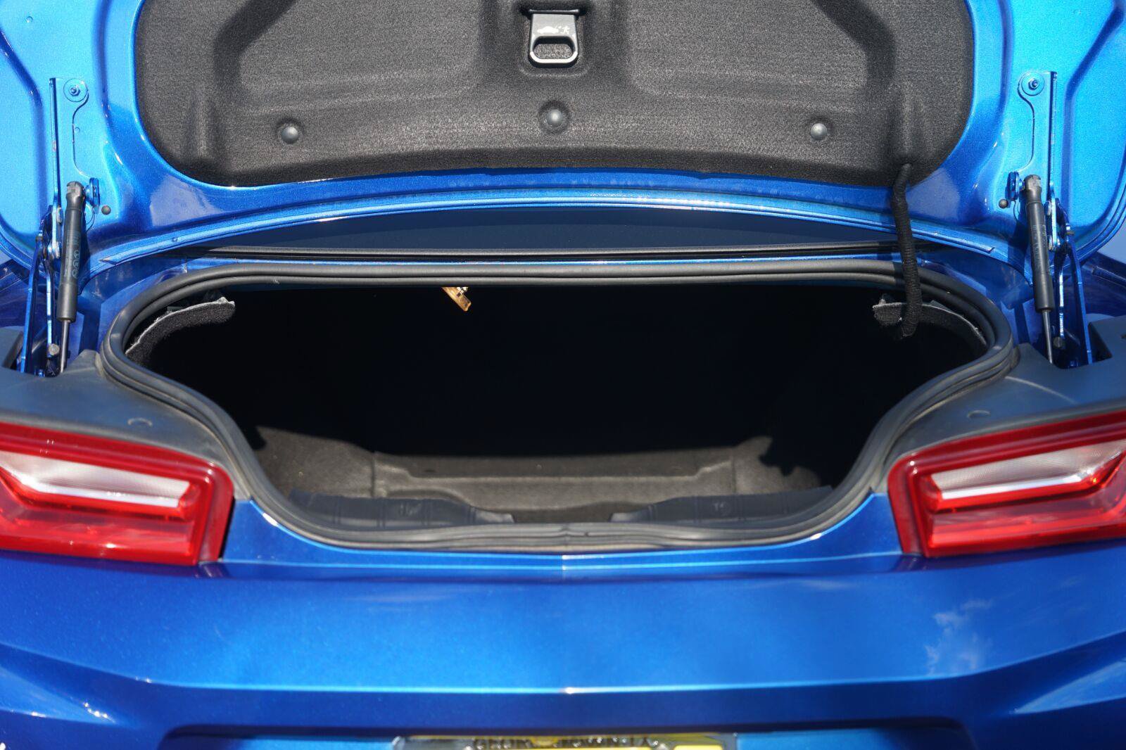 Used 2018 Chevrolet Camaro LT RWD image 27