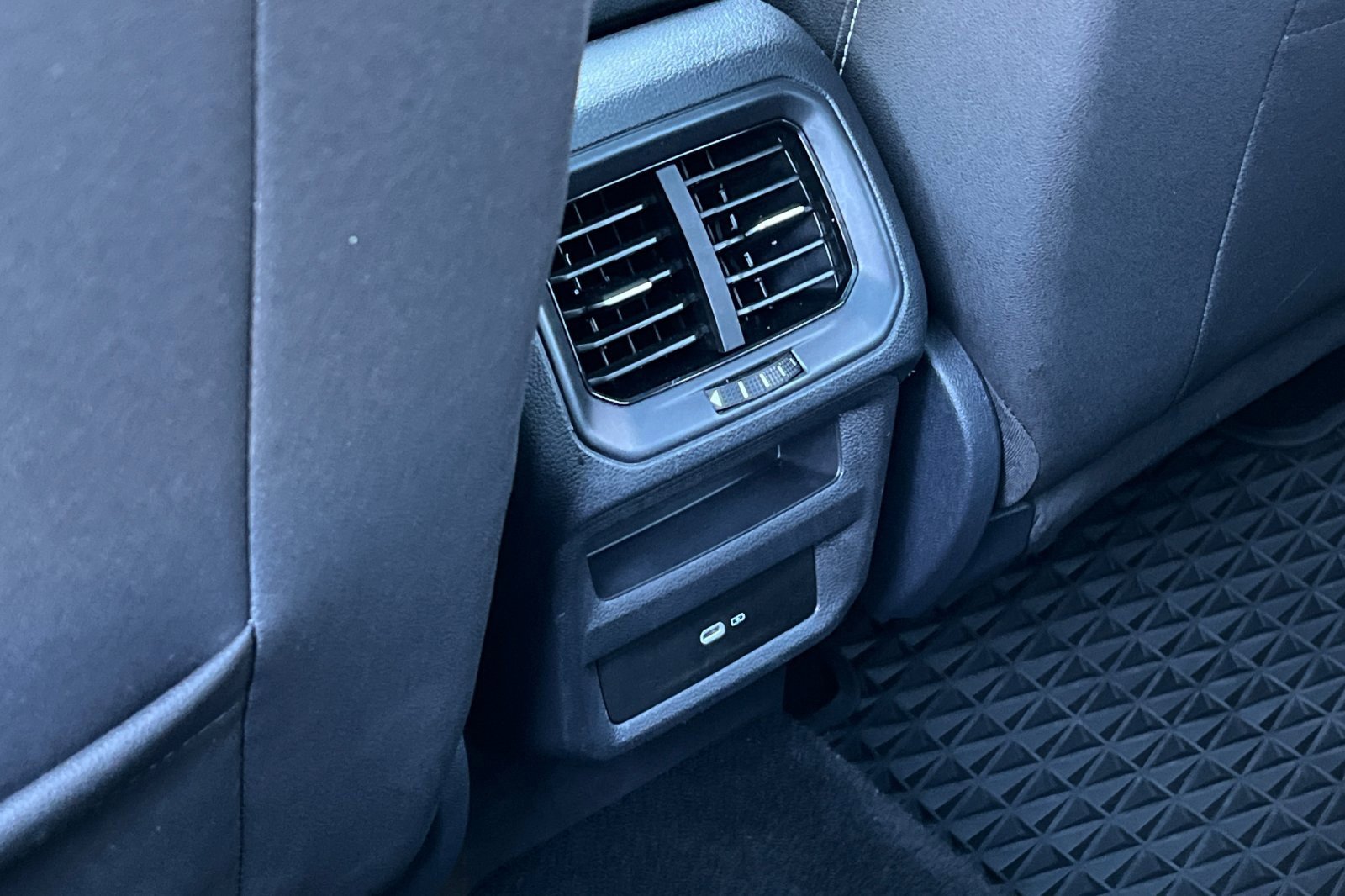 Used 2024 Volkswagen Taos SE image 17