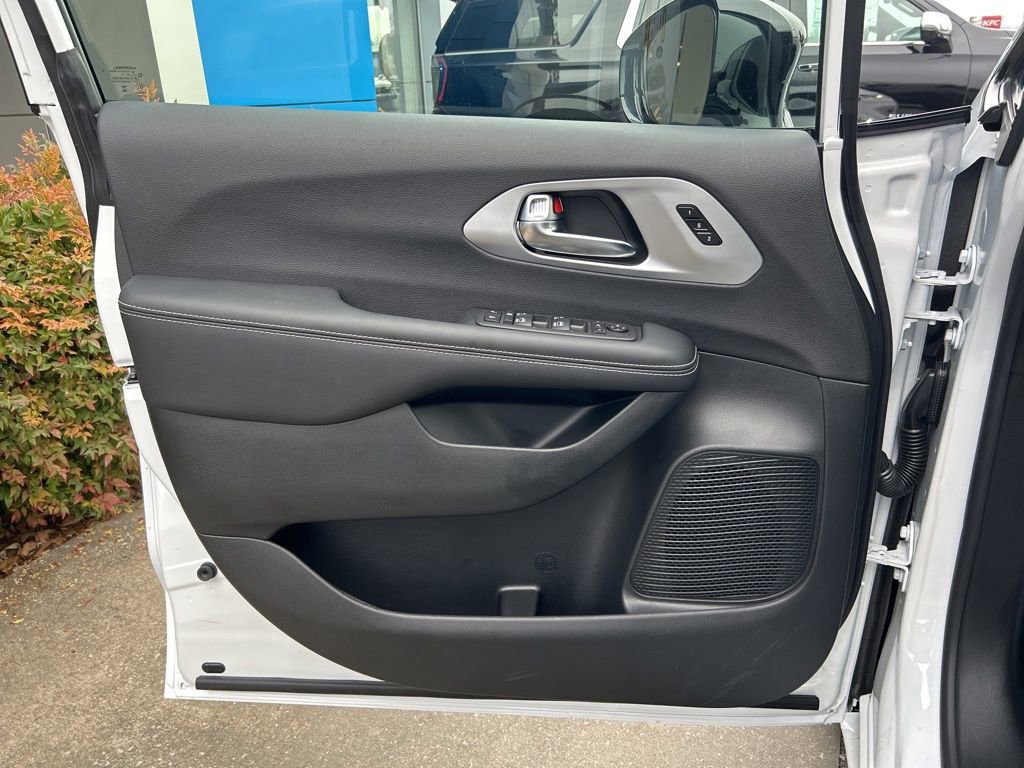 New 2026 Chrysler Pacifica Limited w/ S Appearance Package FWD image 32