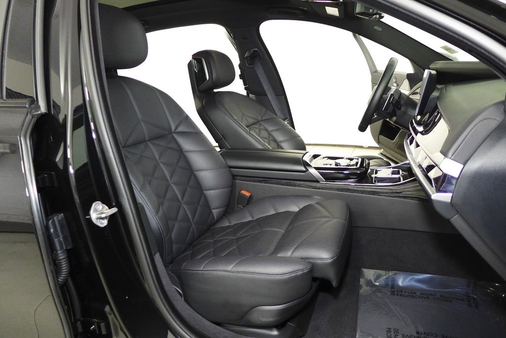 Used 2023 BMW 740i w/ Parking Assistance Package RWD image 19