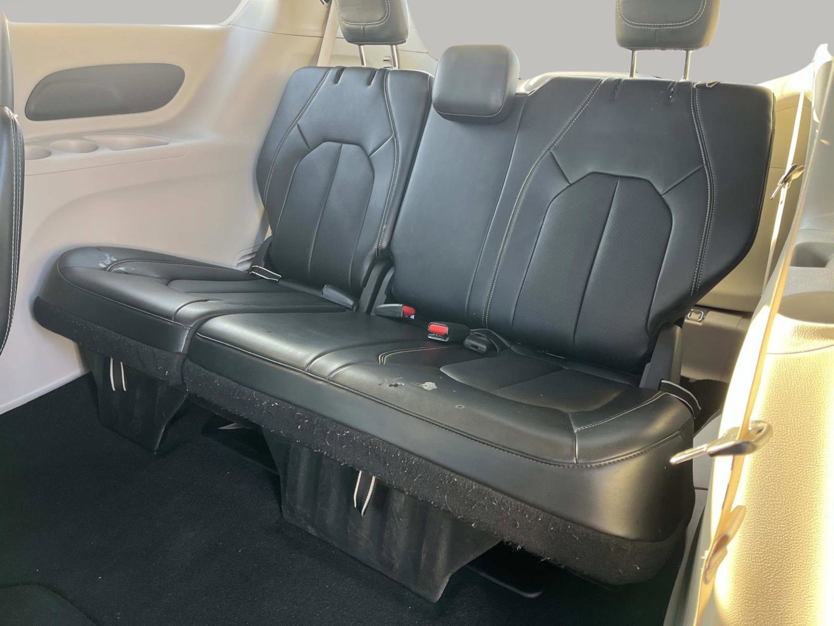 Used 2024 Chrysler Pacifica Touring-L image 24