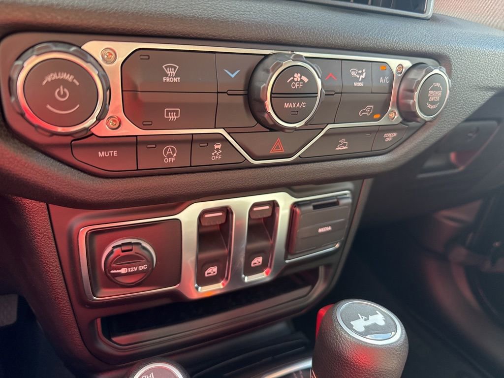 Used 2025 Jeep Wrangler Sport image 21