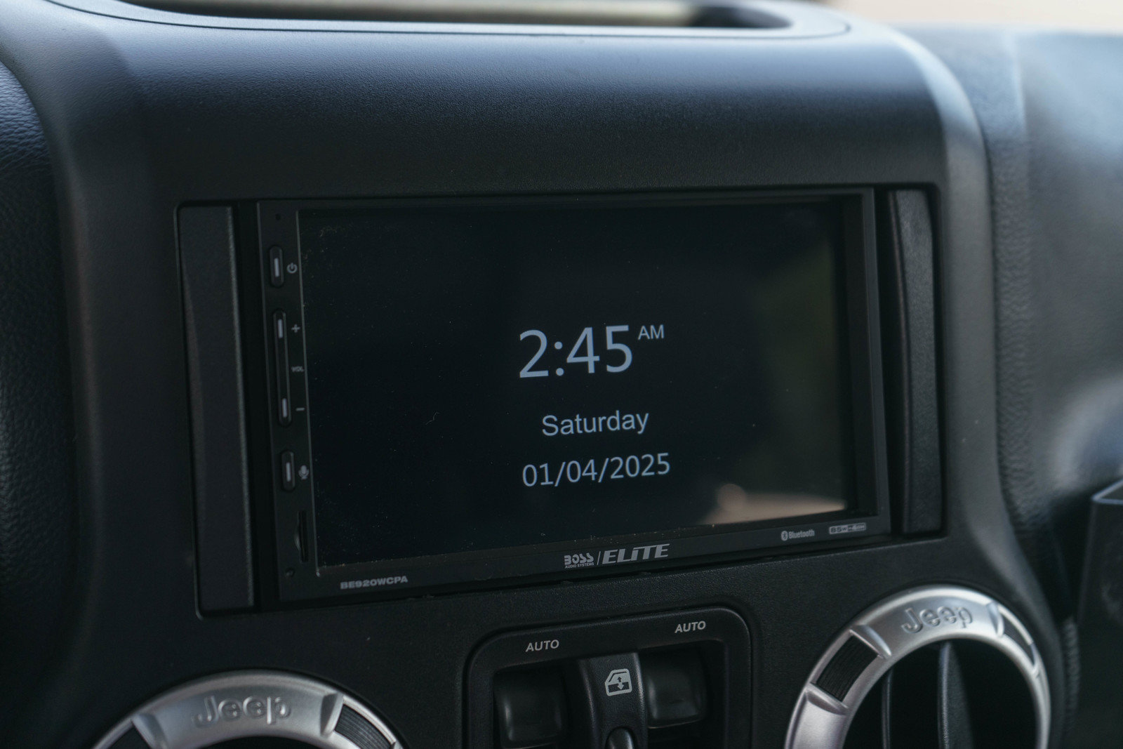 Used 2015 Jeep Wrangler Unlimited Sahara w/ Connectivity Group AWD/4WD image 14