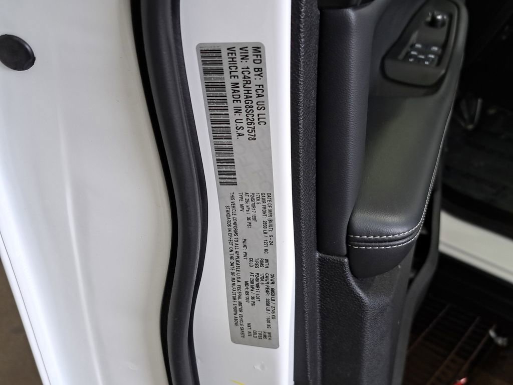 Used 2025 Jeep Grand Cherokee Laredo w/ Luxury Tech Group I image 36