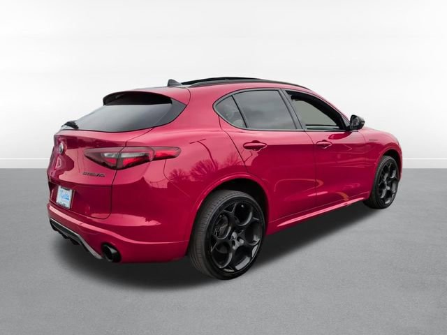 Used 2023 Alfa Romeo Stelvio Estrema image 4