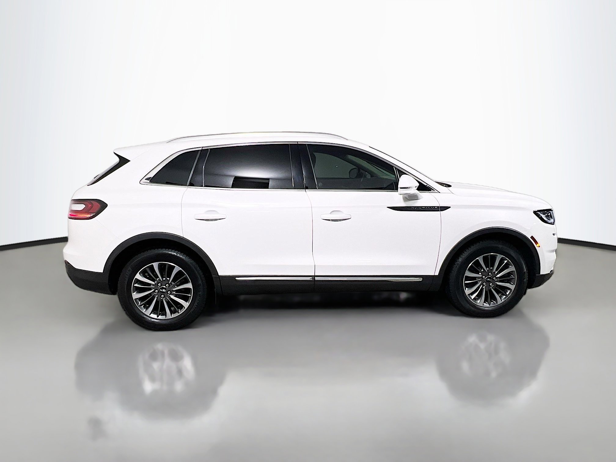 Used 2022 Lincoln Nautilus FWD w/ Premium Package image 3