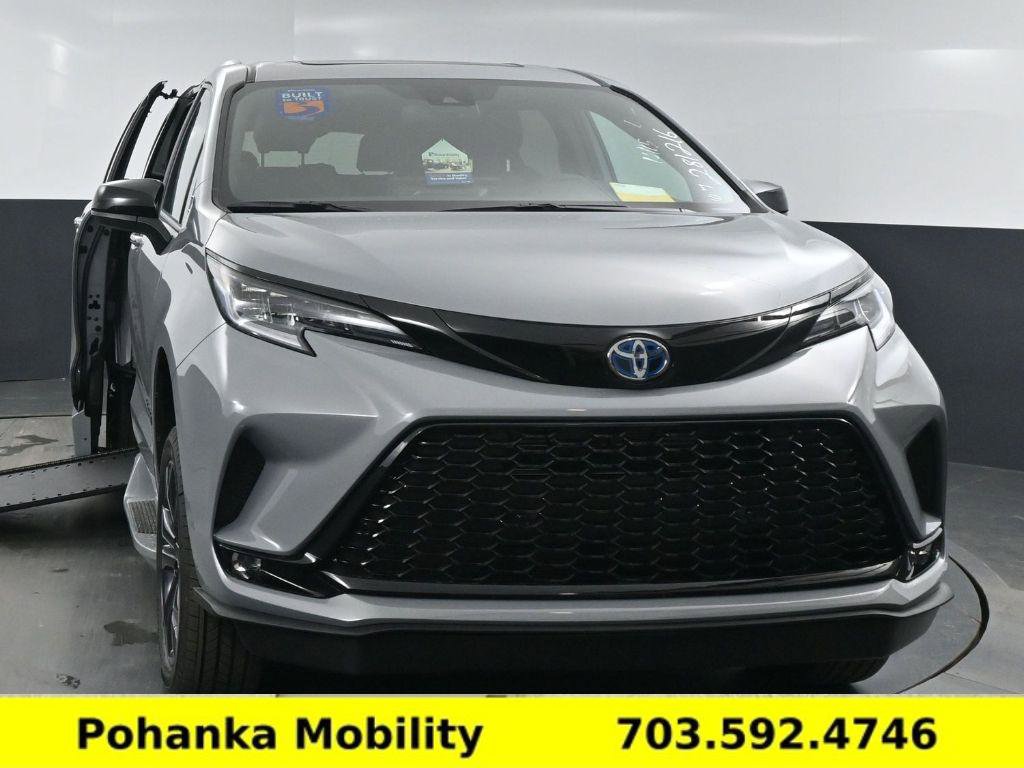 Used 2025 Toyota Sienna XSE image 2