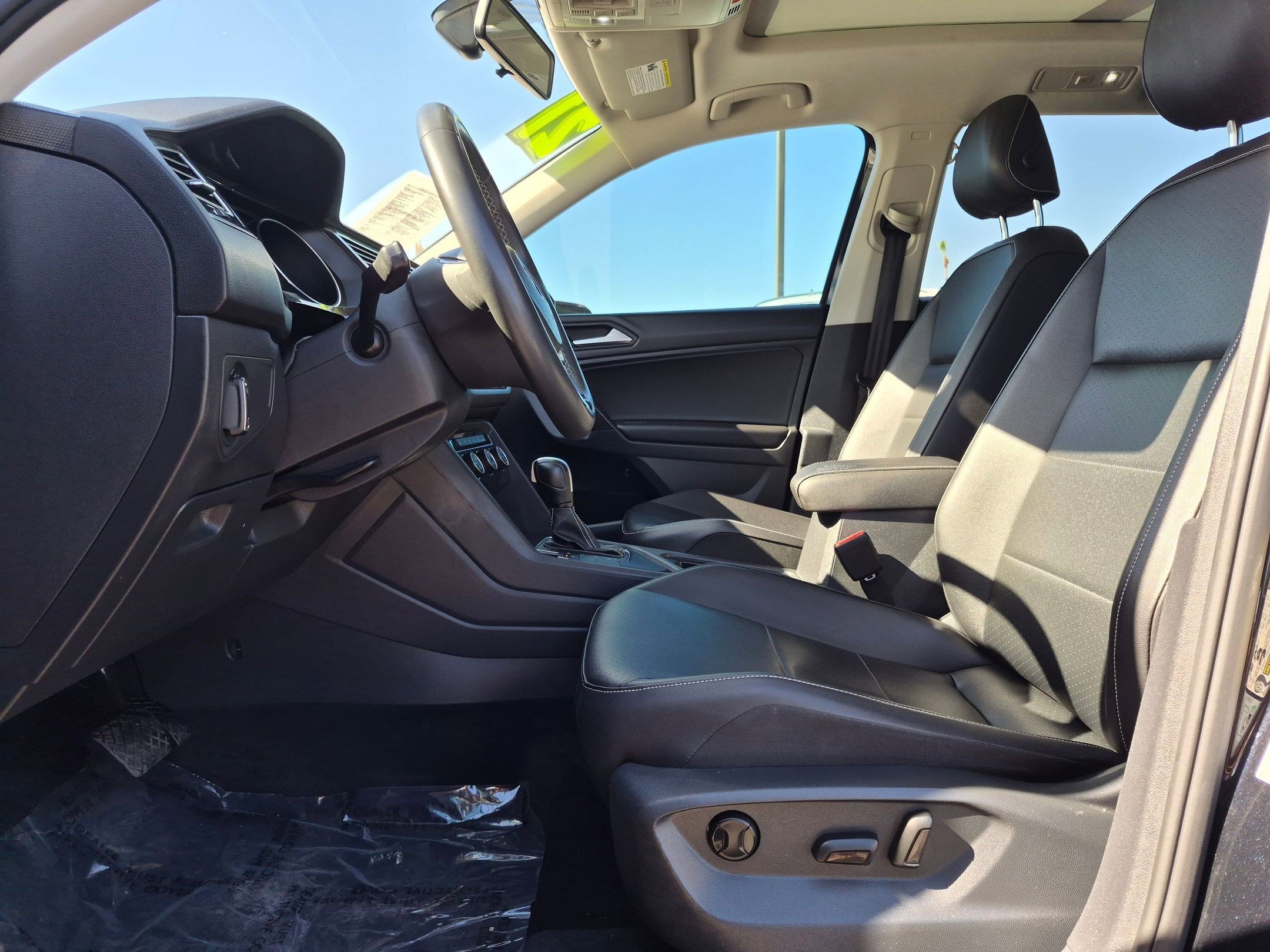 Used 2021 Volkswagen Tiguan SE w/ Panoramic Sunroof Package FWD image 21