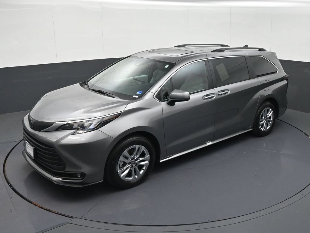 Used 2026 Toyota Sienna XLE FWD image 28