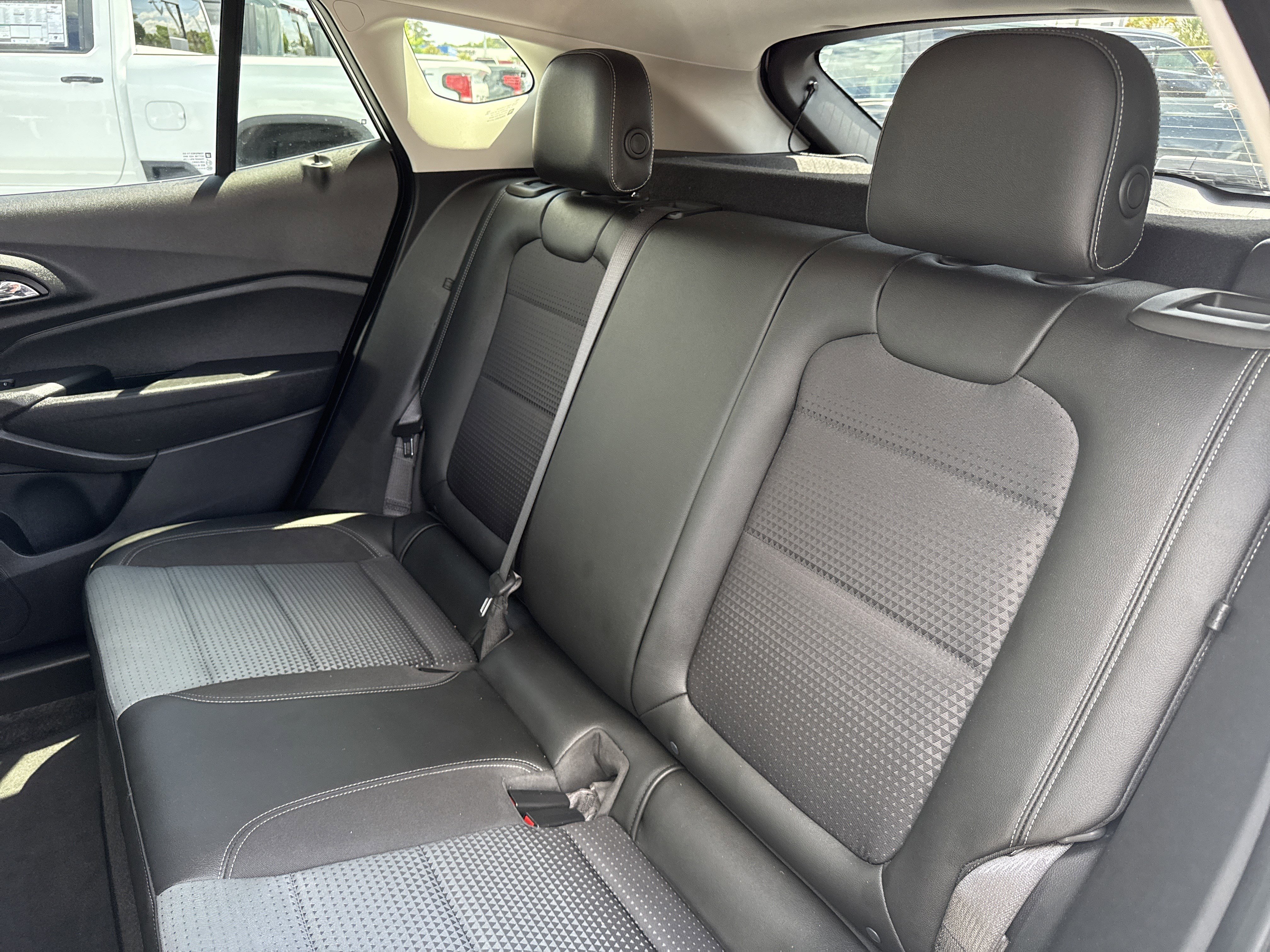 Used 2025 Chevrolet Trax LT FWD image 29