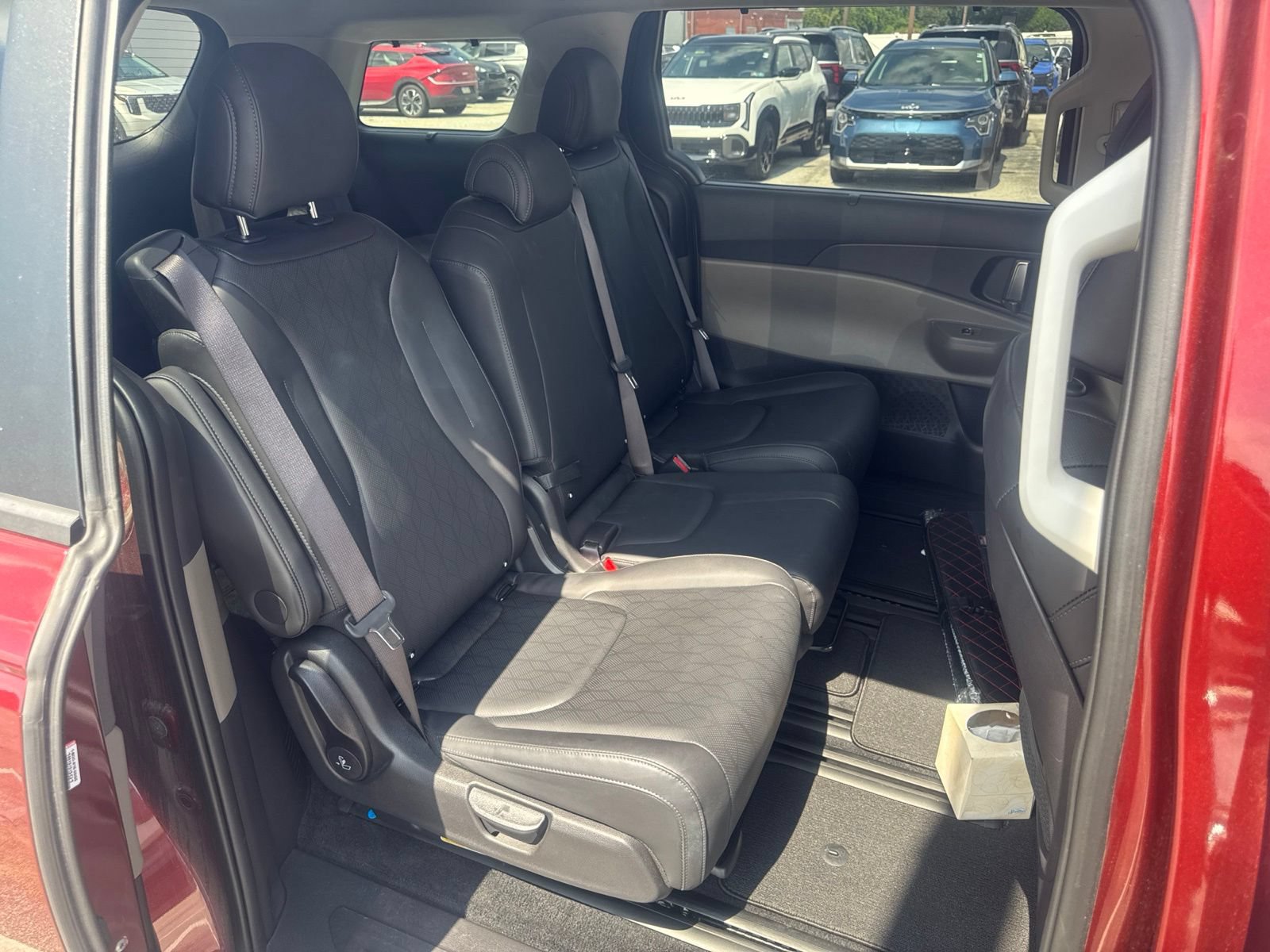 Used 2025 Kia Carnival EX FWD image 10