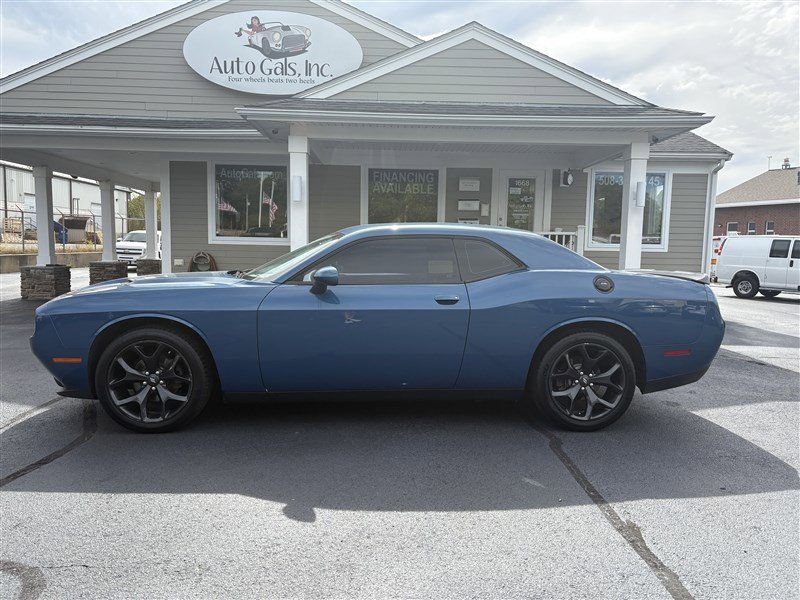 Used 2020 Dodge Challenger SXT w/ Blacktop Package image 2