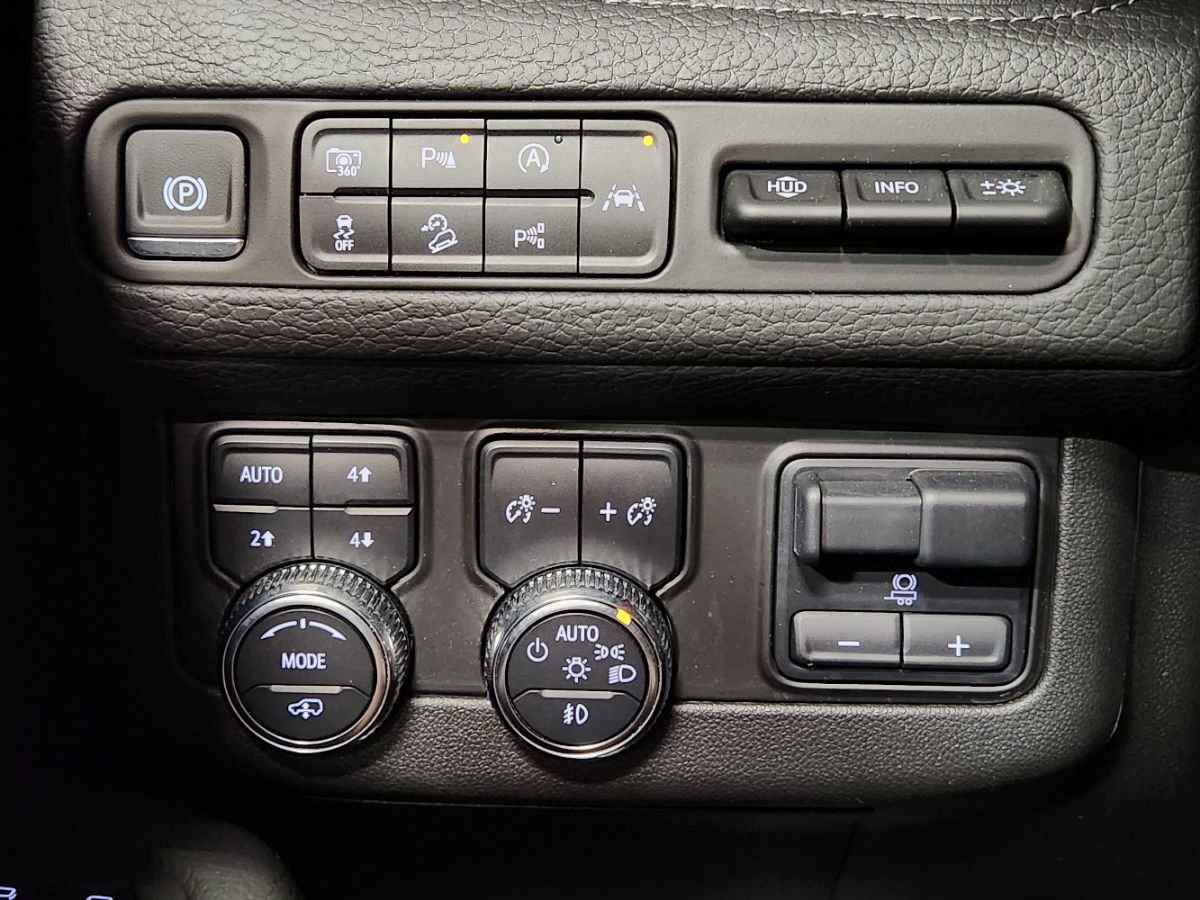 Used 2024 GMC Yukon Denali w/ Advanced Technology Package image 43