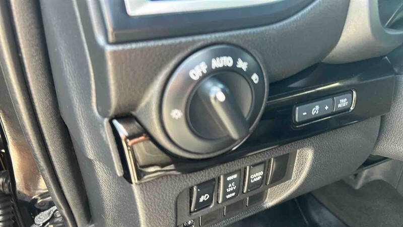 Used 2019 Nissan Titan SV w/ SV Convenience Package AWD/4WD image 21