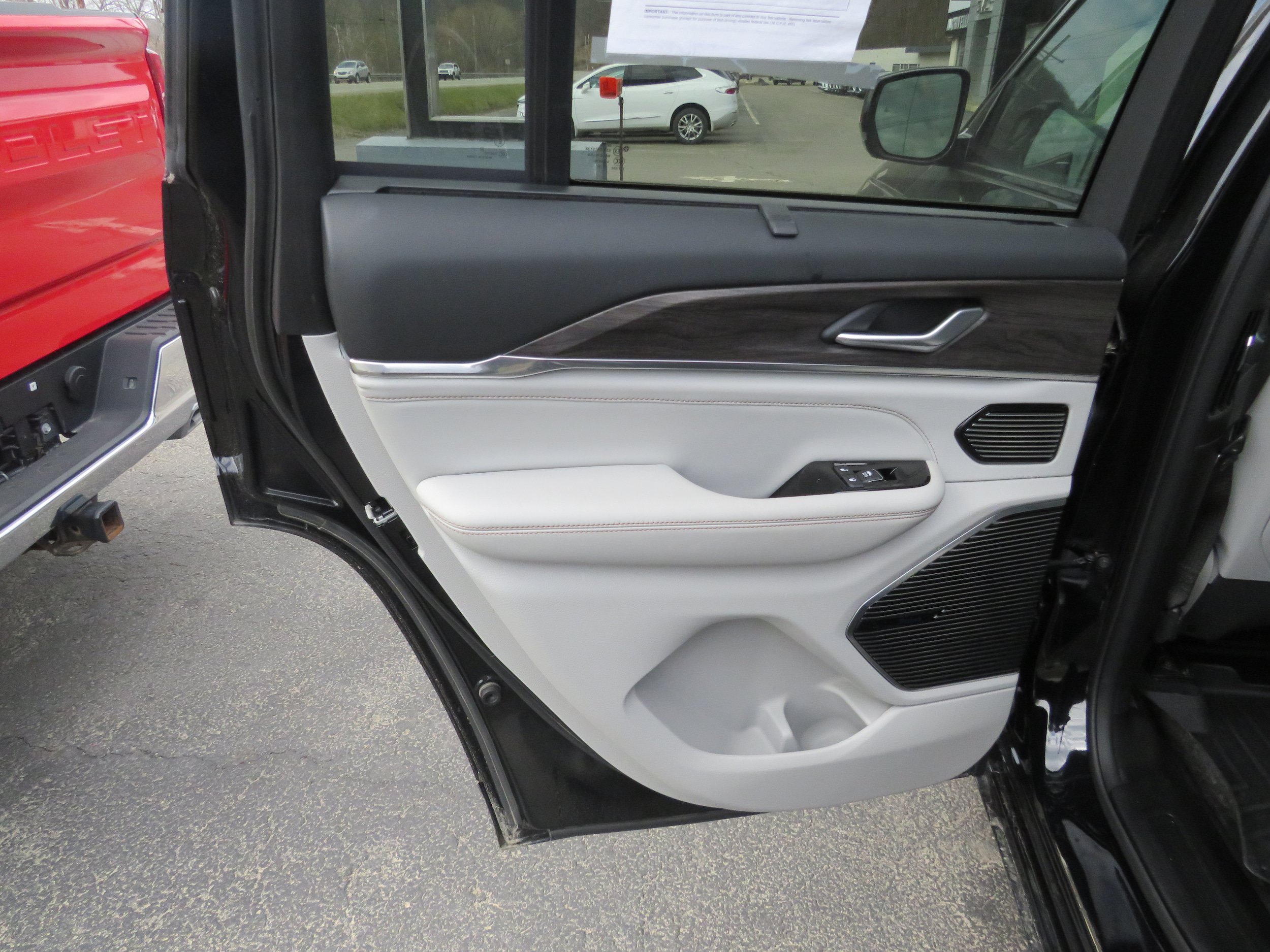 Used 2023 Jeep Grand Cherokee Overland w/ Adv Protech Group III AWD/4WD image 11
