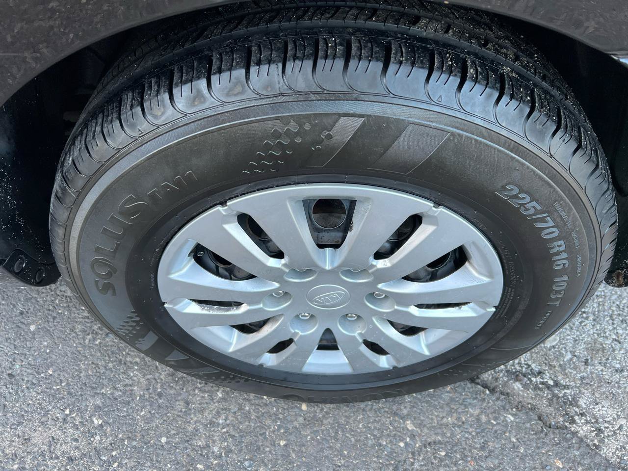 Used 2012 Kia Sedona LX FWD image 9