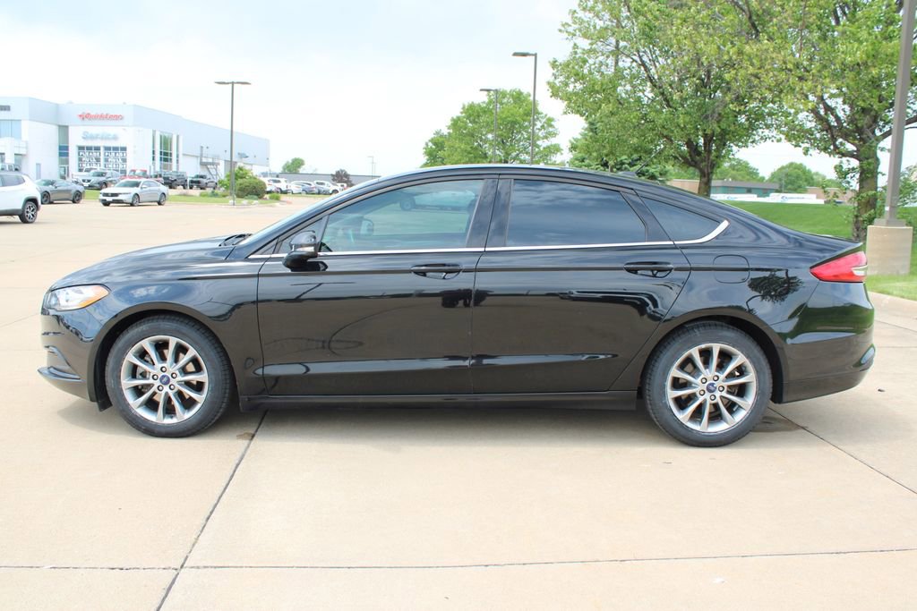 Used 2017 Ford Fusion SE FWD image 15
