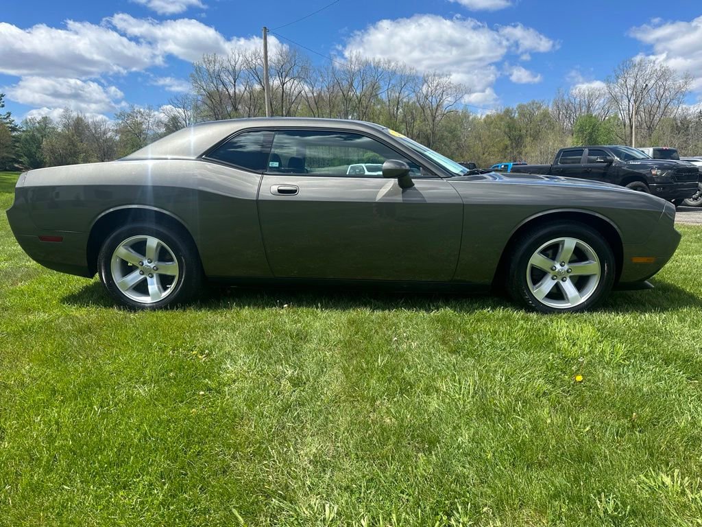 Used 2009 Dodge Challenger SE RWD image 2