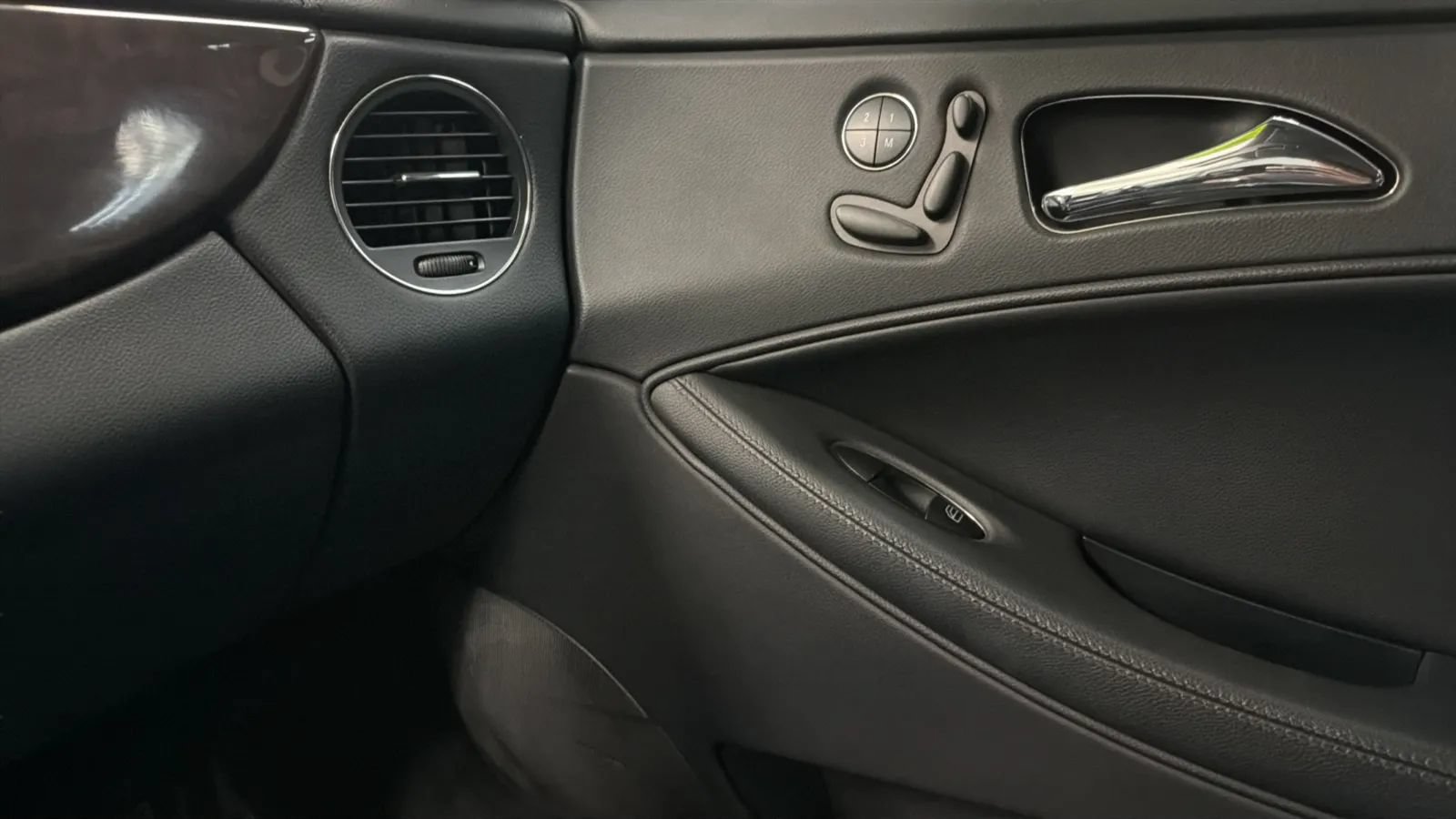Used 2008 Mercedes-Benz CLS 550 image 15