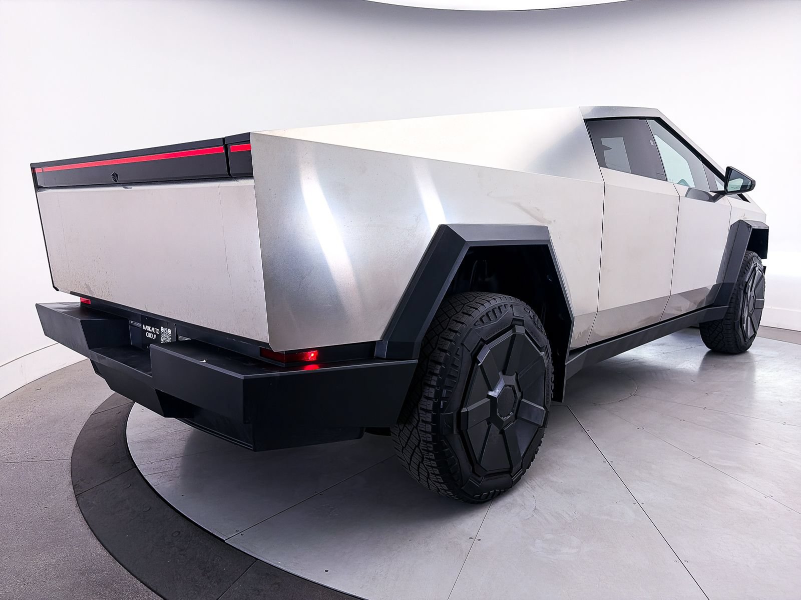 Used 2024 Tesla Cybertruck AWD Crew Cab image 16