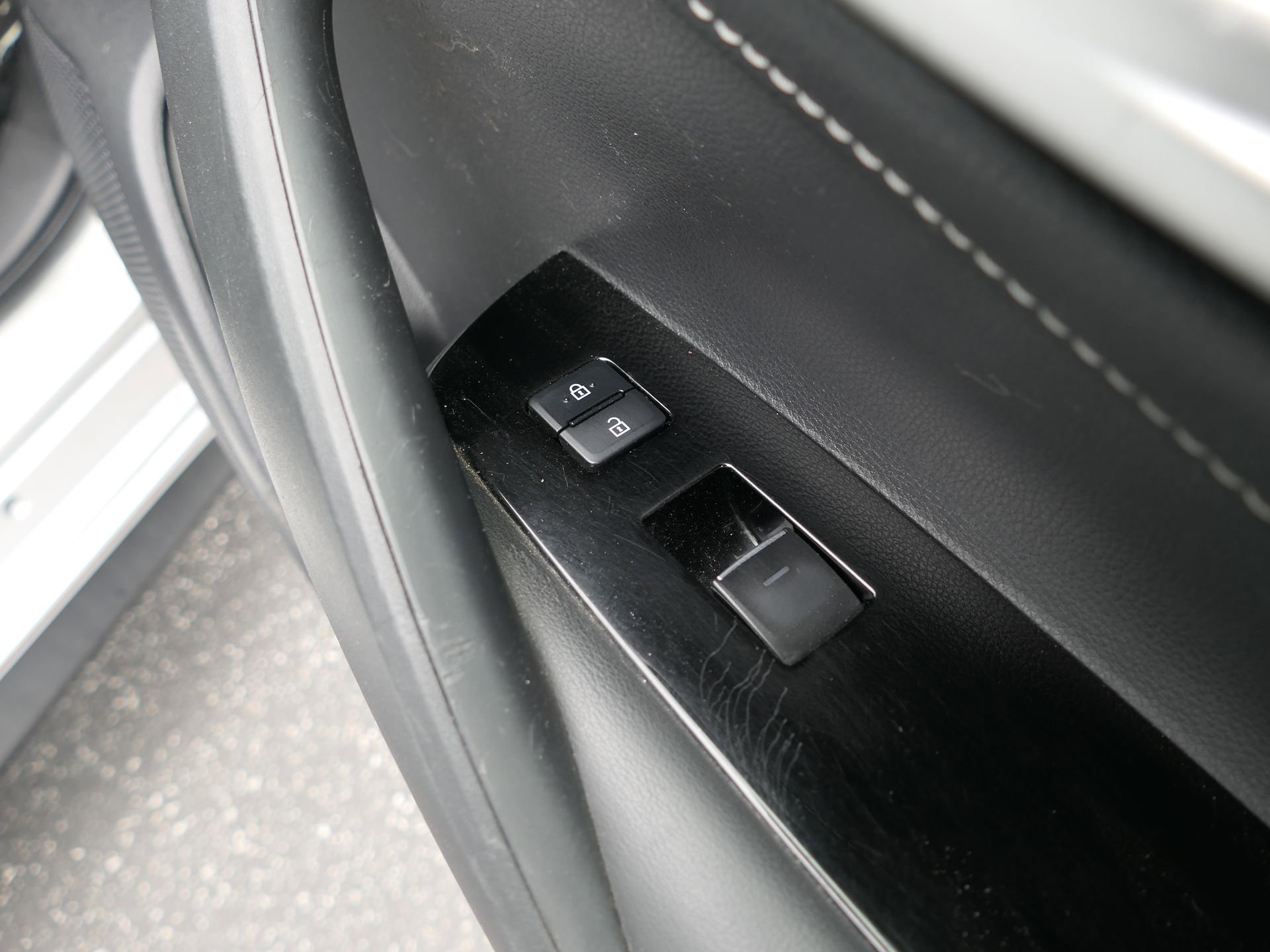 Used 2022 Toyota Corolla SE w/ Carpet Mat Package (TMS) FWD image 25