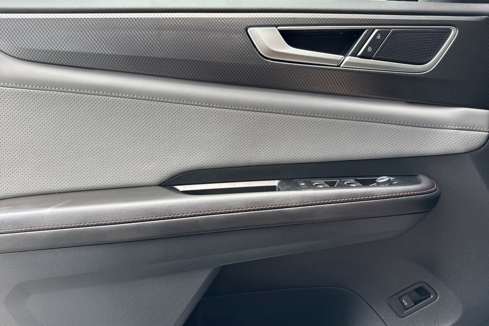 New 2025 Volkswagen Atlas Peak Edition SE image 9