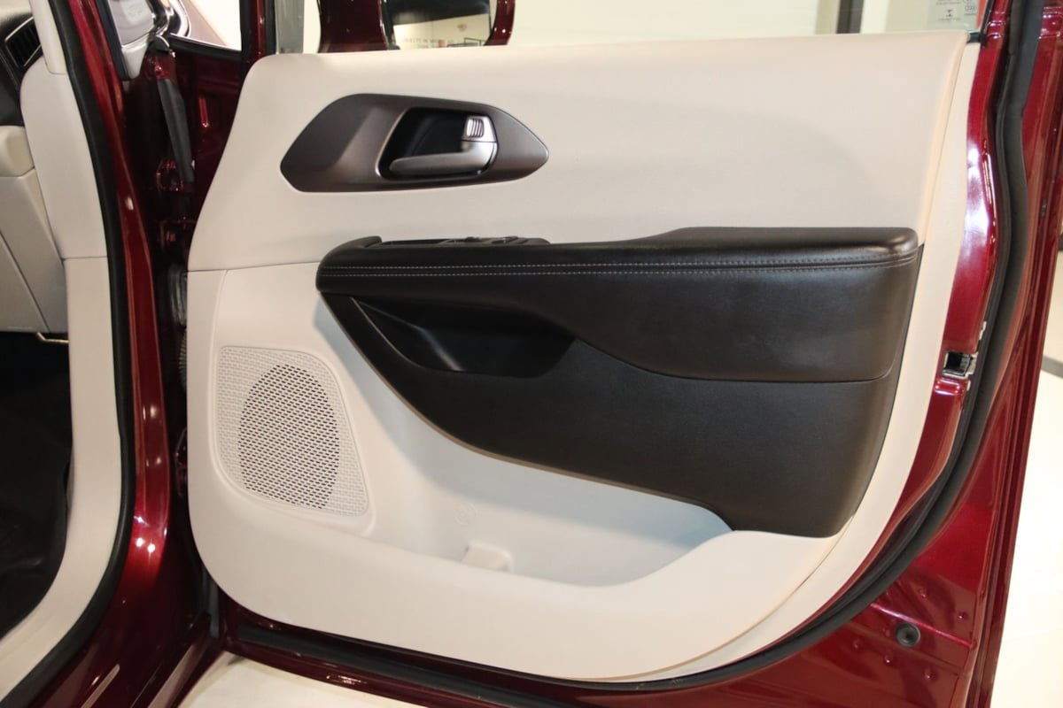 Used 2018 Chrysler Pacifica Limited FWD image 51
