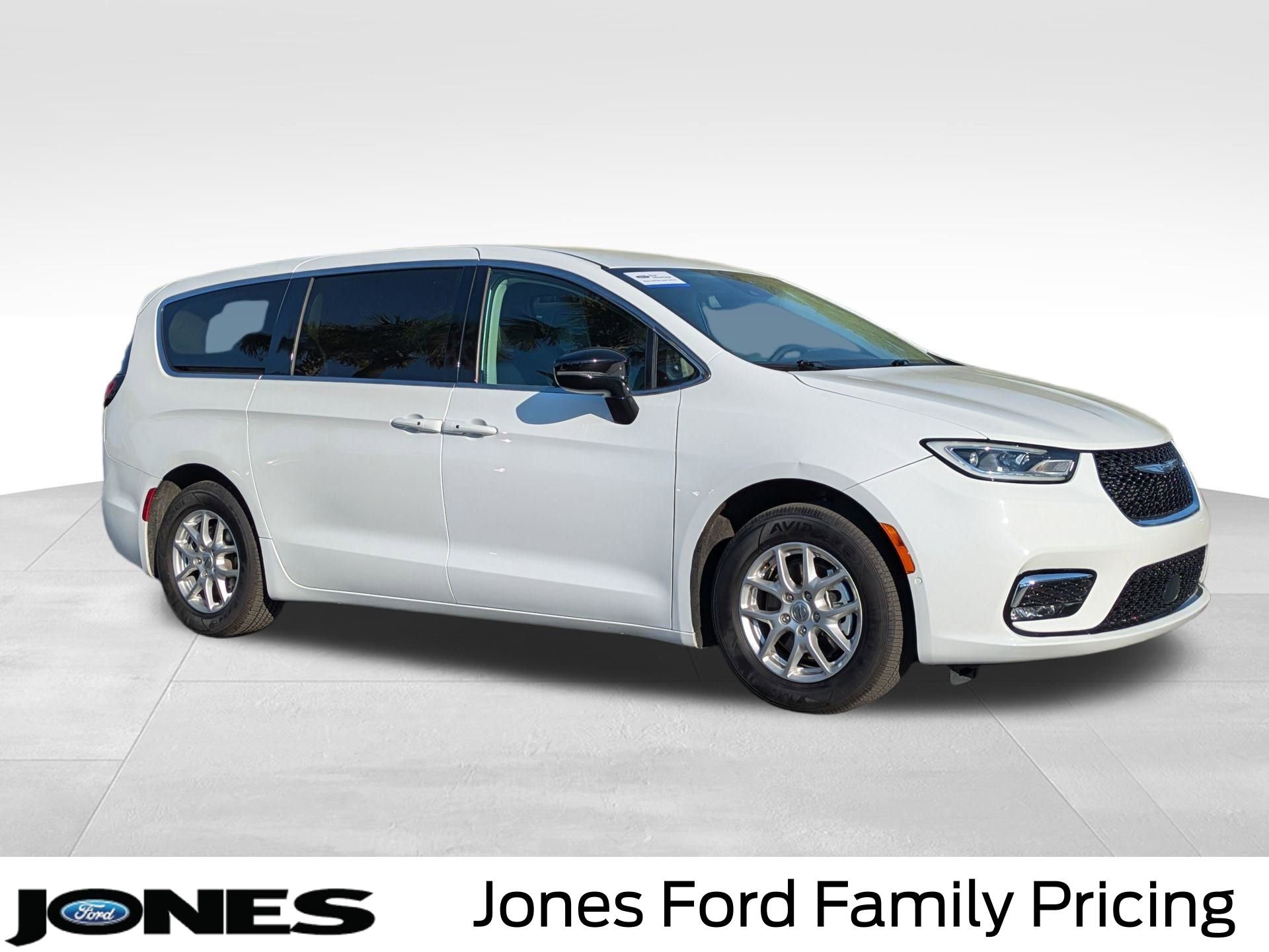 Used 2024 Chrysler Pacifica Touring-L image 1