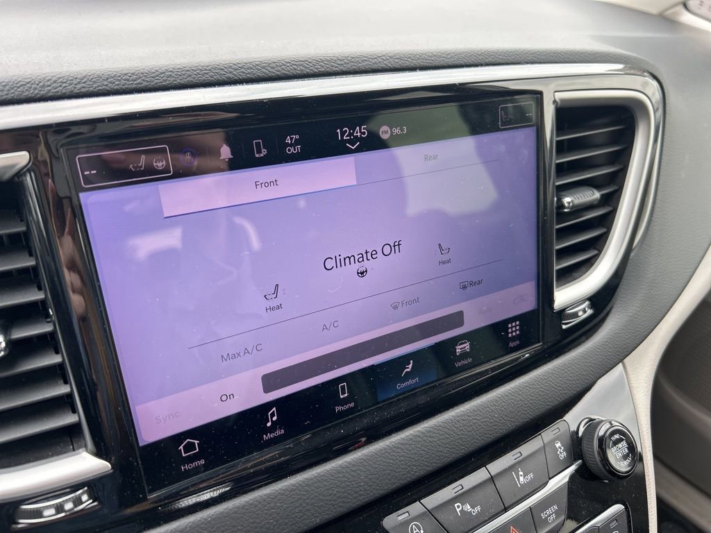 Used 2023 Chrysler Pacifica Touring-L FWD image 17