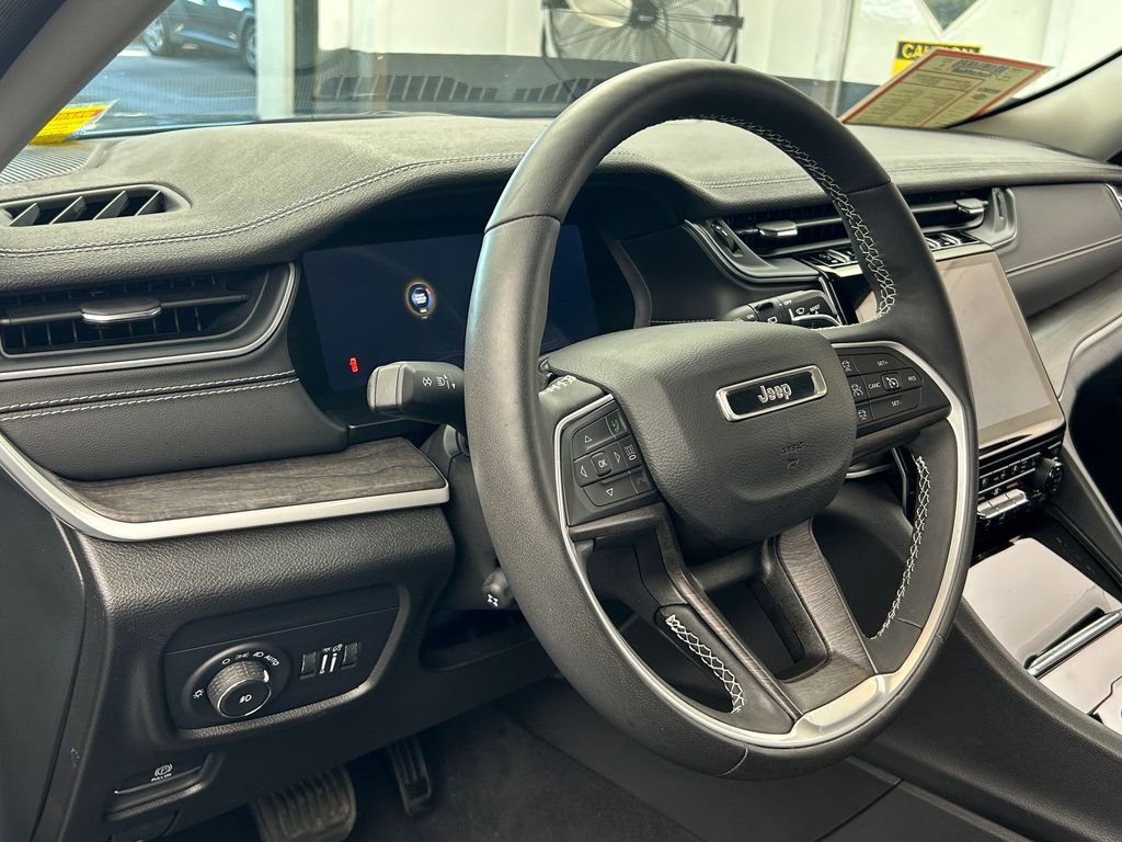 Used 2024 Jeep Grand Cherokee Limited w/ Luxury Tech Group II image 13