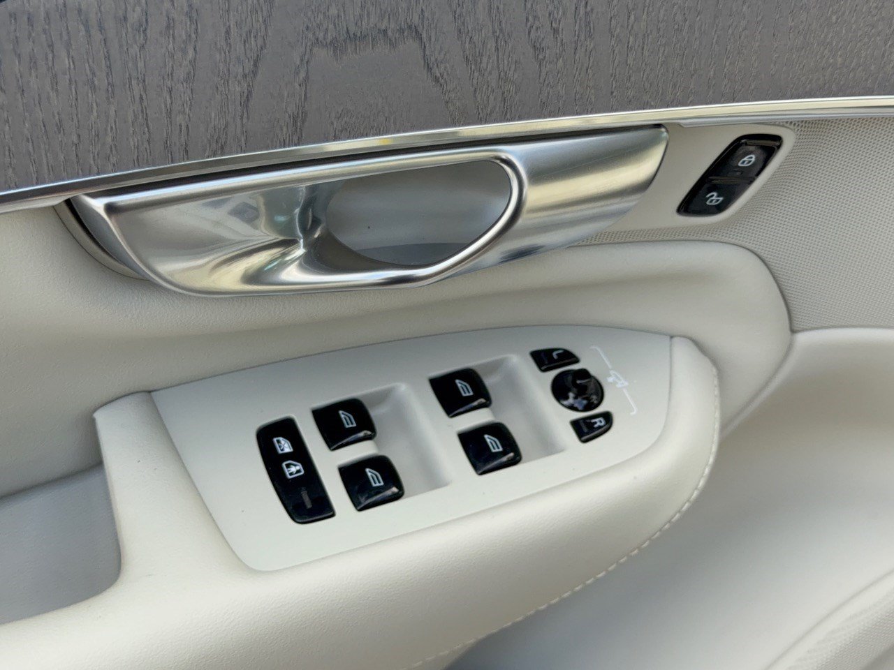Certified 2025 Volvo XC90 B6 Core AWD/4WD image 15