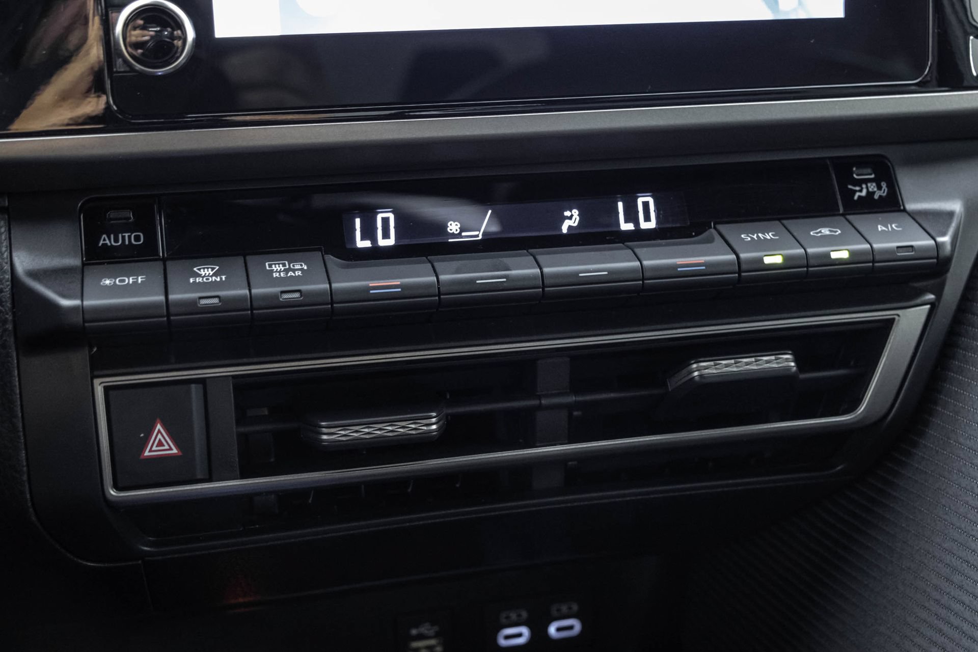 Used 2025 Toyota Camry SE AWD/4WD image 30