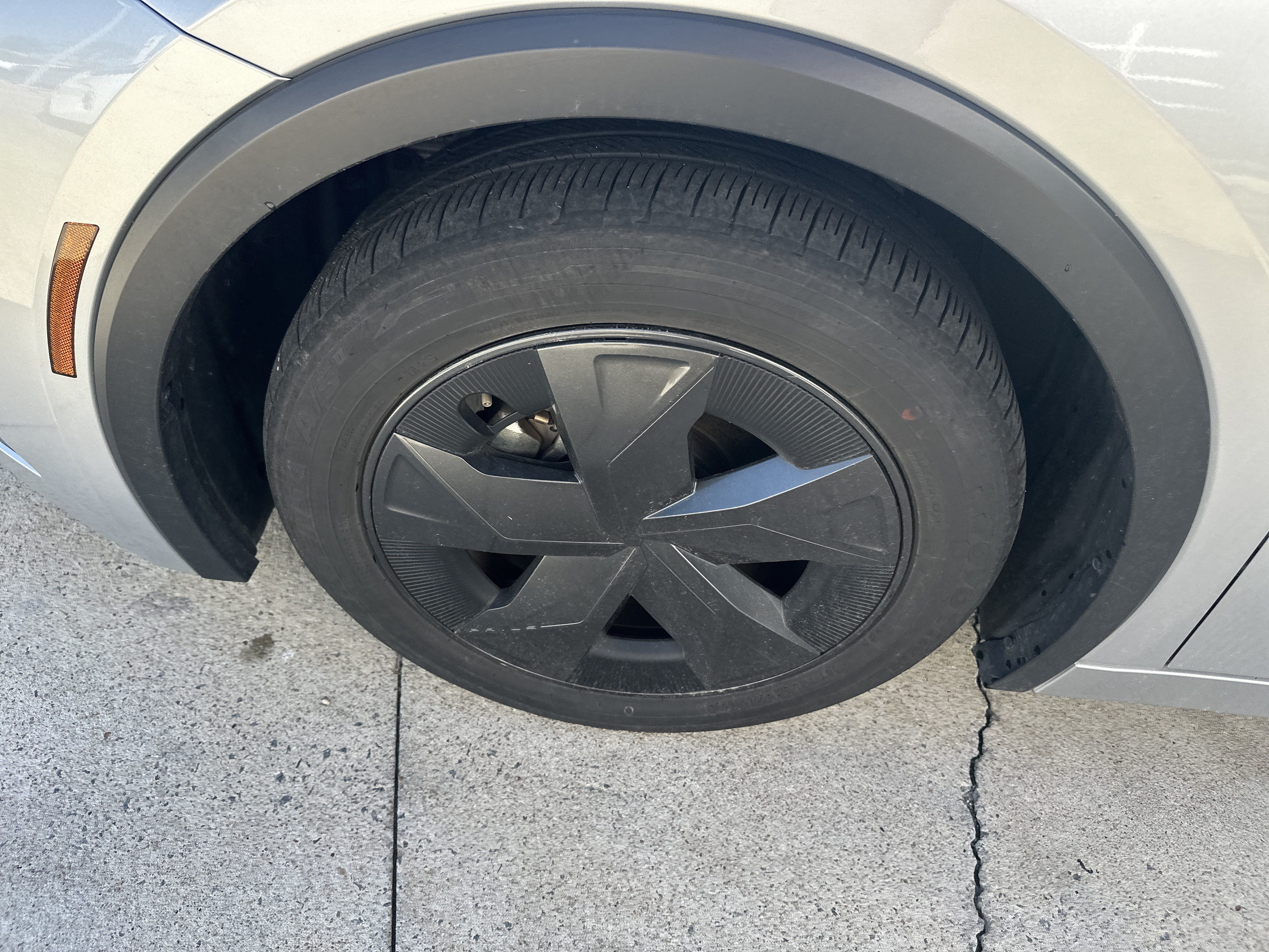 Used 2025 Toyota Prius LE FWD image 33