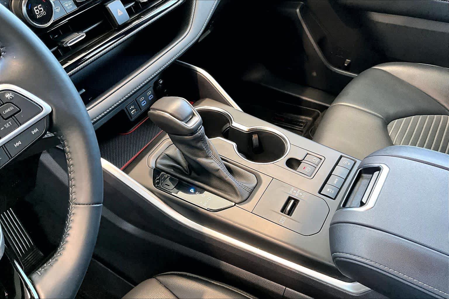 Used 2022 Toyota Highlander XSE FWD image 18