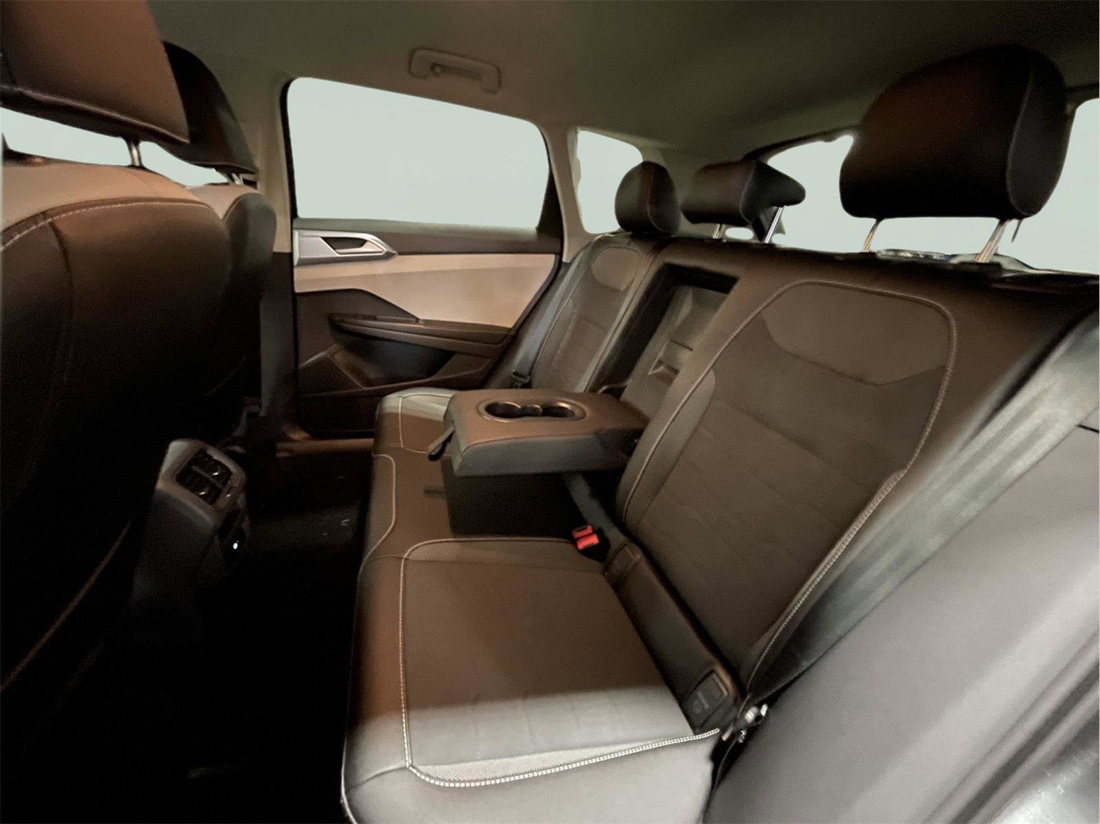 Used 2025 Volkswagen Taos SE image 15