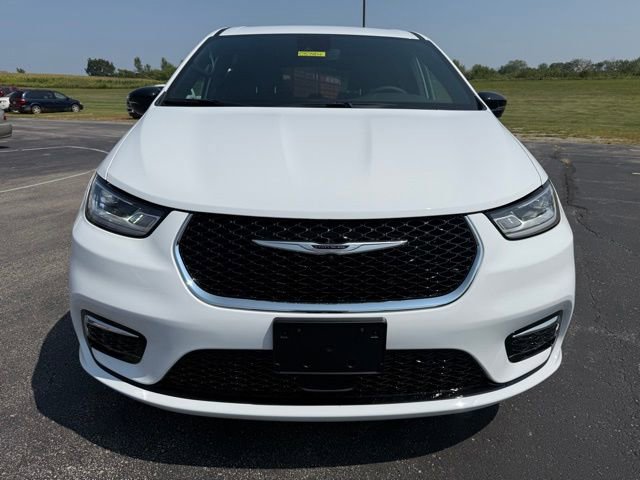 New 2026 Chrysler Pacifica Select image 2