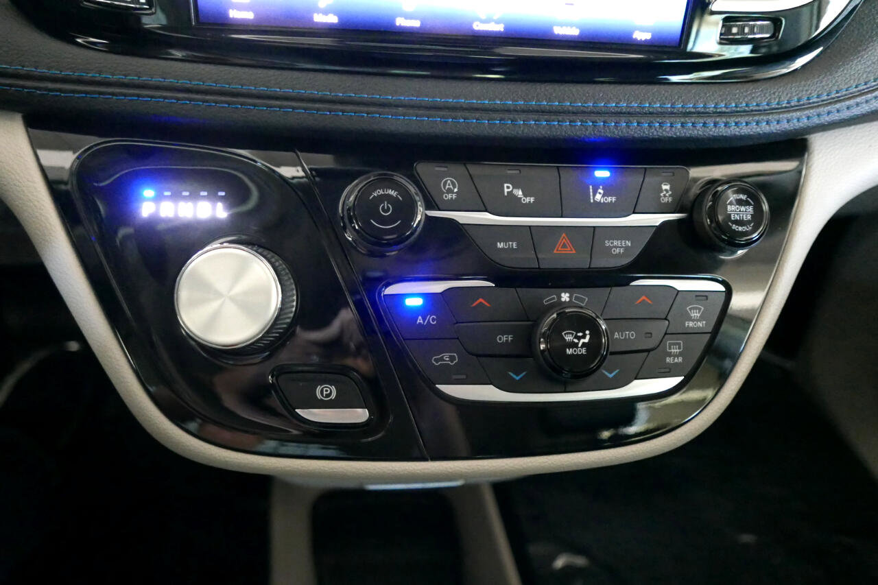 Used 2021 Chrysler Pacifica Touring-L image 15