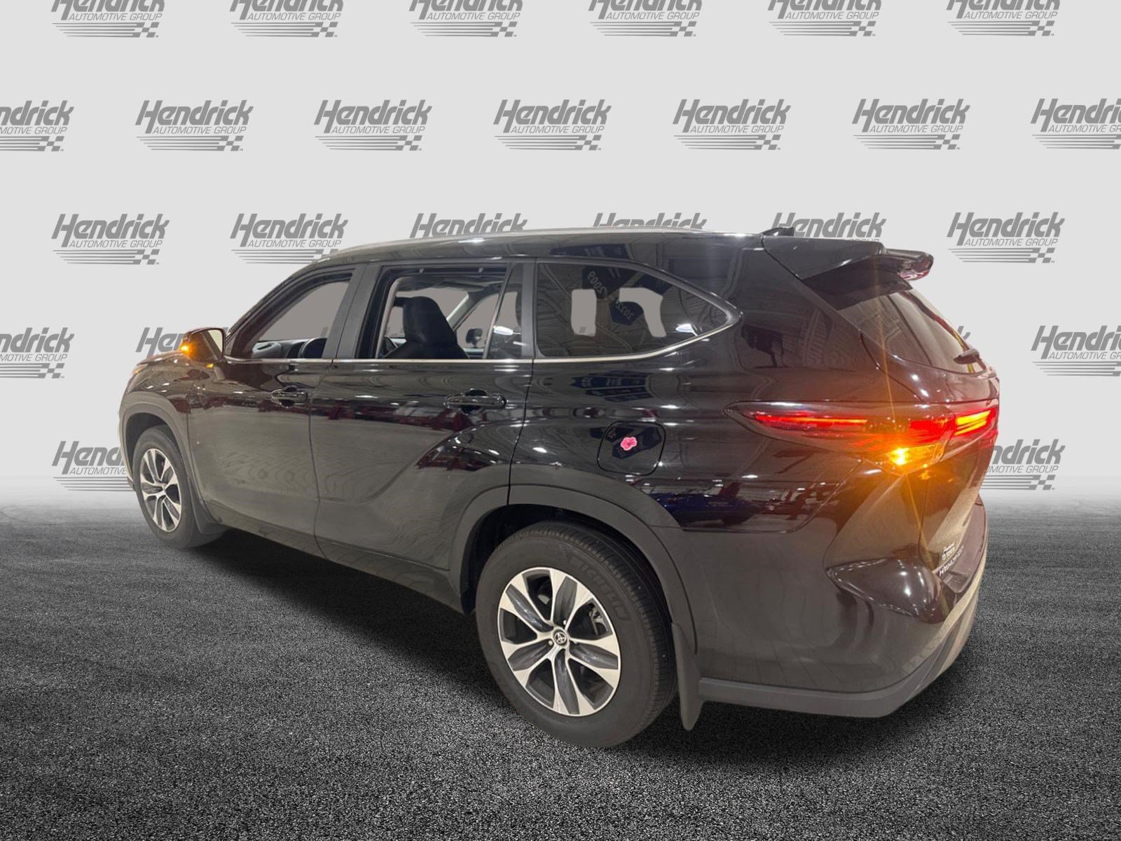 Used 2024 Toyota Highlander XLE FWD image 8