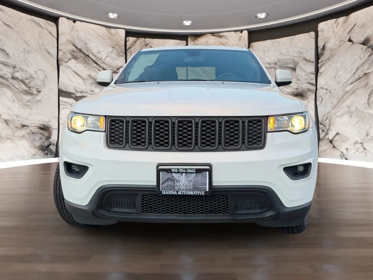 Used 2018 Jeep Grand Cherokee Laredo RWD image 3