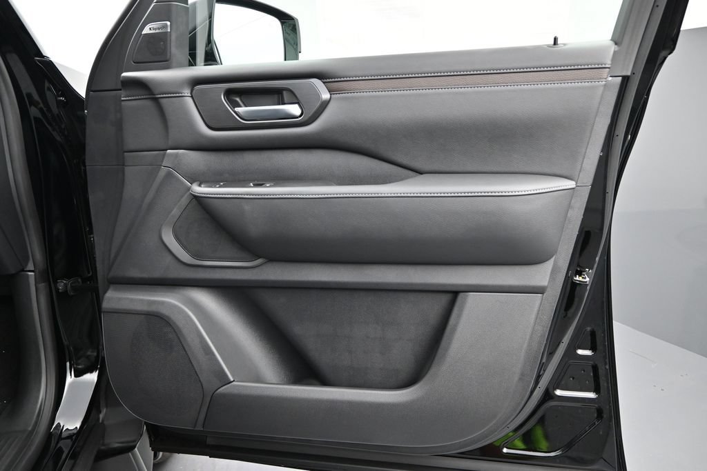 New 2026 Nissan Armada SL w/ Captain's Chari Seat Package AWD/4WD image 8