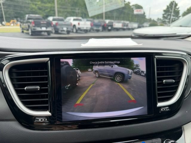 Used 2024 Chrysler Pacifica Touring-L FWD image 20
