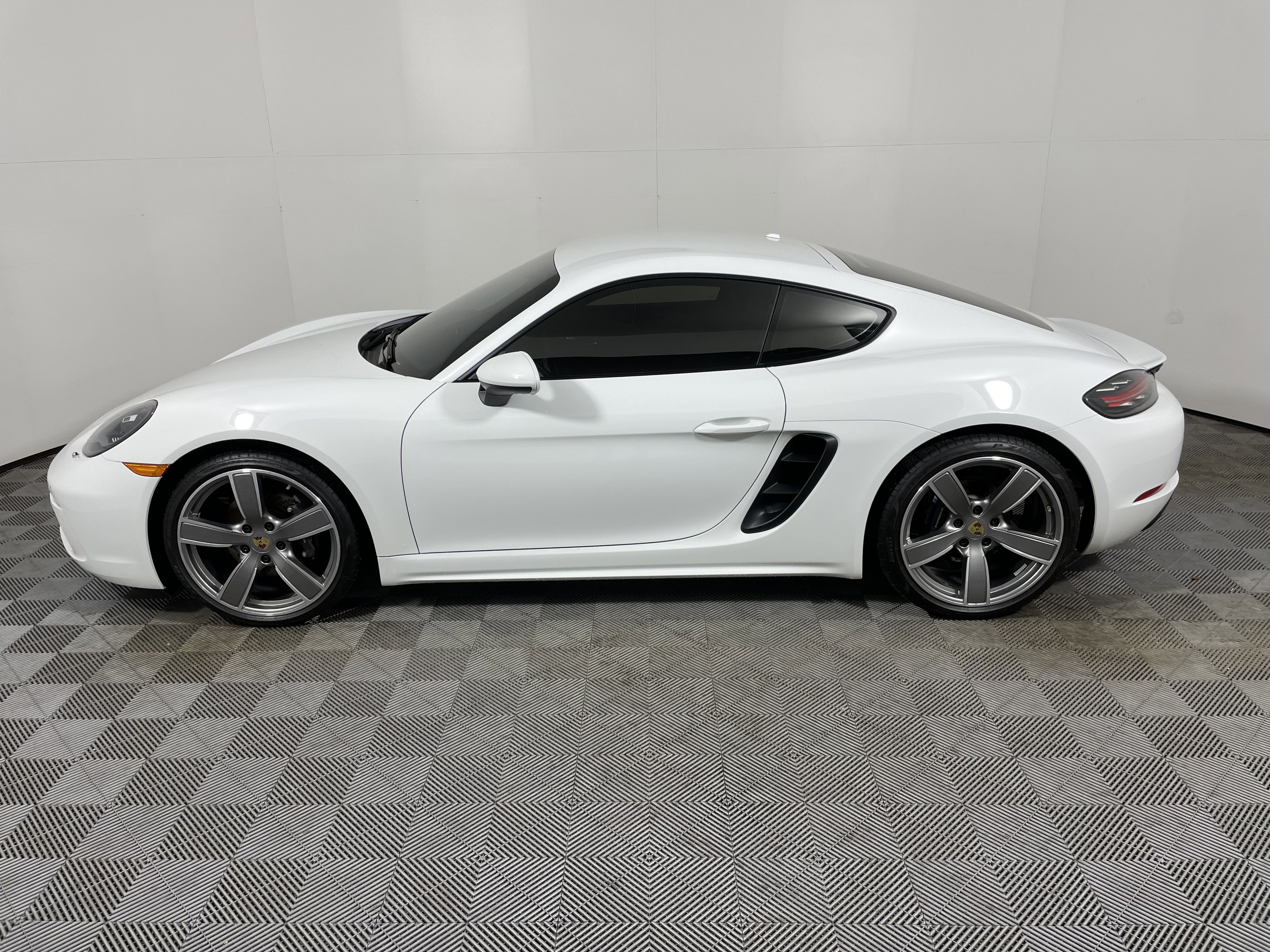 Used 2024 Porsche 718 Cayman image 2