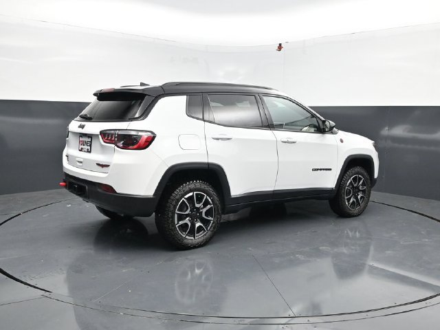 New 2026 Jeep Compass Trailhawk w/ Sun, Sound & Navigation Group AWD/4WD image 9