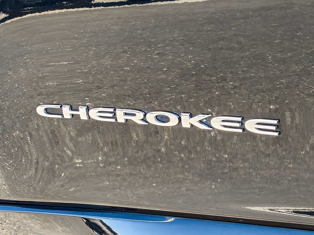 Used 2016 Jeep Cherokee Overland w/ Technology Group AWD/4WD image 12